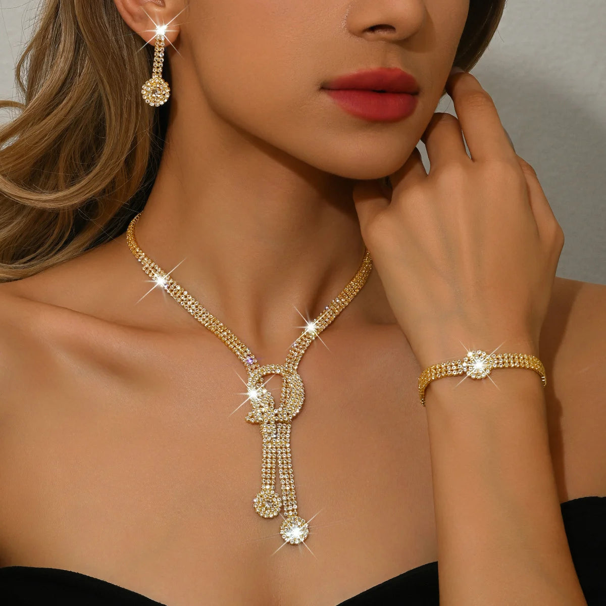 New jewelry set - fashionable, luxurious, heavy-duty, full of diamonds, necklace, earrings, bracelet - for brides and weddings.